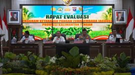RAPAT : Gubernur Provinsi Kalteng H. Agustiar Sabran, Wakil Gubernur H. Edy Pratowo, Kapolda Irjen Pol. Iwan Kurniawan dan Direktur Pembiayaan Ditjen PSP Kementan RI Tedy Dirhamsyah saat Rapat Evaluasi Program Ketahanan Pangan yang digelar di Aula Arya Dharma Polda Kalteng, Rabu (14/5).(IST)