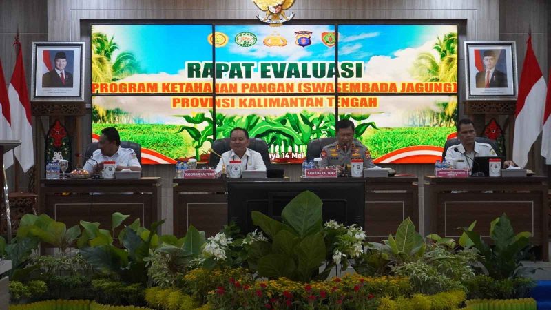 RAPAT : Gubernur Provinsi Kalteng H. Agustiar Sabran, Wakil Gubernur H. Edy Pratowo, Kapolda Irjen Pol. Iwan Kurniawan dan Direktur Pembiayaan Ditjen PSP Kementan RI Tedy Dirhamsyah saat Rapat Evaluasi Program Ketahanan Pangan yang digelar di Aula Arya Dharma Polda Kalteng, Rabu (14/5).(IST)