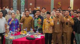 FOTO BERSAMA : Wakil Gubernur Kalteng, H. Edy Pratowo, membuka secara resmi Forum Group Discussion (FGD) yang digagas oleh HMI Kalteng, Acara yang digelar di salah satu Hotel di Palangka Raya, Selasa (24/6).(IST)