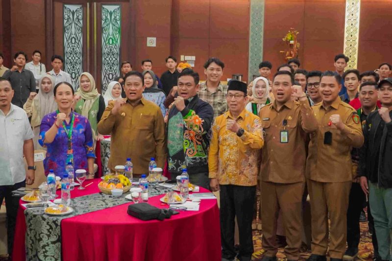 FOTO BERSAMA : Wakil Gubernur Kalteng, H. Edy Pratowo, membuka secara resmi Forum Group Discussion (FGD) yang digagas oleh HMI Kalteng, Acara yang digelar di salah satu Hotel di Palangka Raya, Selasa (24/6).(IST)