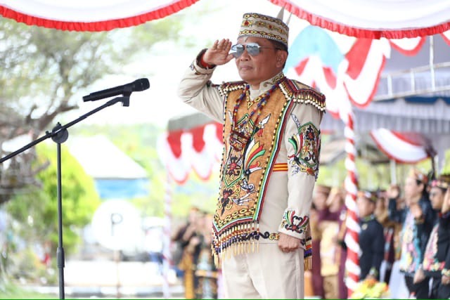 PIMPIN : Gubernur Kalteng H. Agustiar Sabran saat memimpin Upacara Peringatan Hari Jadi ke-23 Kabupaten Gunung Mas yang digelar dihalaman Kantor Bupati Gunung Mas, Sabtu (21/6).(IST)