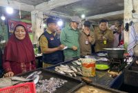 MEMANTAU : Staf Ahli Gubernur Kalteng Bidang Ekonomi, Keuangan, dan Pembangunan Yuas Elko saat melakukan pemantauan di Pasar Besar Palangkaraya, Selasa (3/6).(IST)