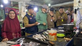 MEMANTAU : Staf Ahli Gubernur Kalteng Bidang Ekonomi, Keuangan, dan Pembangunan Yuas Elko saat melakukan pemantauan di Pasar Besar Palangkaraya, Selasa (3/6).(IST)
