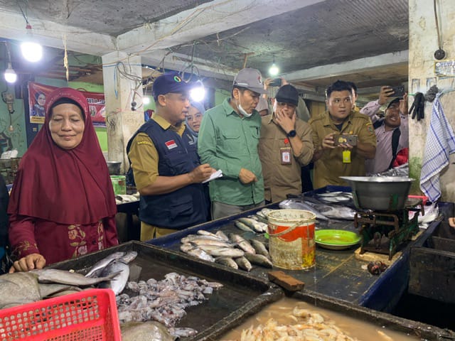 MEMANTAU : Staf Ahli Gubernur Kalteng Bidang Ekonomi, Keuangan, dan Pembangunan Yuas Elko saat melakukan pemantauan di Pasar Besar Palangkaraya, Selasa (3/6).(IST)