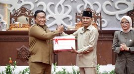 MENYERAHKAN : Wakil Gubernur Kalimantan Tengah, H. Edy Pratowo saat menyerahkan naskah raperda tentang pertanggungjawaban pelaksanaan APBD Provinsi Kalteng Tahun Anggaran 2024, Selasa (3/6).(IST)