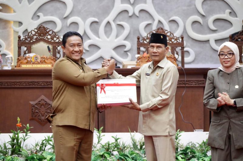MENYERAHKAN : Wakil Gubernur Kalimantan Tengah, H. Edy Pratowo saat menyerahkan naskah raperda tentang pertanggungjawaban pelaksanaan APBD Provinsi Kalteng Tahun Anggaran 2024, Selasa (3/6).(IST)