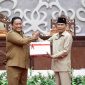 MENYERAHKAN : Wakil Gubernur Kalimantan Tengah, H. Edy Pratowo saat menyerahkan naskah raperda tentang pertanggungjawaban pelaksanaan APBD Provinsi Kalteng Tahun Anggaran 2024, Selasa (3/6).(IST)