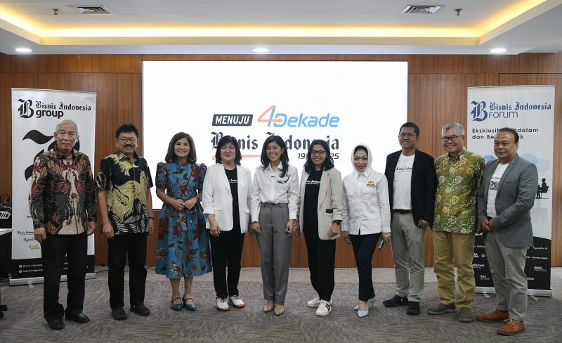 FOTO BERSAMA : Menteri Komunikasi dan Digital, Meutya Hafid, saat foto bersama usai mengikuti Forum Bisnis Indonesia yang berlangsung di Wisma Bisnis Indonesia, Jakarta Pusat, Selasa (10/06).(IST)