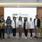 FOTO BERSAMA : Menteri Komunikasi dan Digital, Meutya Hafid, saat foto bersama usai mengikuti Forum Bisnis Indonesia yang berlangsung di Wisma Bisnis Indonesia, Jakarta Pusat, Selasa (10/06).(IST)