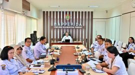 RAPAT: Kepala Bapperida yang juga menjabat sebagai Plt Sekretaris Daerah Provinsi Kalteng, Leonard S. Ampung saat memimpin Rapat Evaluasi yang dilaksanakan secara virtual melalui platform Zoom dan dipusatkan di Ruang Rapat Kepala Bapperida Kalteng, Rabu (25/6).(IST)