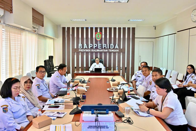RAPAT: Kepala Bapperida yang juga menjabat sebagai Plt Sekretaris Daerah Provinsi Kalteng, Leonard S. Ampung saat memimpin Rapat Evaluasi yang dilaksanakan secara virtual melalui platform Zoom dan dipusatkan di Ruang Rapat Kepala Bapperida Kalteng, Rabu (25/6).(IST)