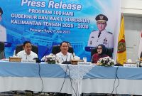 MENGHADIRI - Gubernur Agustiar Sabran beserta wakilnya, didampingi Ketua TP-PKK Kalteng dan Sekda Kalteng Leonard dalam Press release capaian kinerja.(IST)