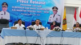MENGHADIRI - Gubernur Agustiar Sabran beserta wakilnya, didampingi Ketua TP-PKK Kalteng dan Sekda Kalteng Leonard dalam Press release capaian kinerja.(IST)