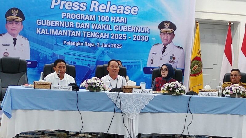 MENGHADIRI - Gubernur Agustiar Sabran beserta wakilnya, didampingi Ketua TP-PKK Kalteng dan Sekda Kalteng Leonard dalam Press release capaian kinerja.(IST)