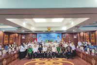 FOTO BERSAMA : Plt. Sekretaris Daerah Provinsi Kalteng Leonard S. Ampung, Kepala Badan Kesbangpol, M. Katma F. Dirun saat foto bersama usai kegiatan dialog Huma Betang dilaksanakan di Aula Eka Hapakat, Kompleks Kantor Gubernur Kalteng, Rabu (18/6).(IST)