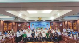FOTO BERSAMA : Plt. Sekretaris Daerah Provinsi Kalteng Leonard S. Ampung, Kepala Badan Kesbangpol, M. Katma F. Dirun saat foto bersama usai kegiatan dialog Huma Betang dilaksanakan di Aula Eka Hapakat, Kompleks Kantor Gubernur Kalteng, Rabu (18/6).(IST)