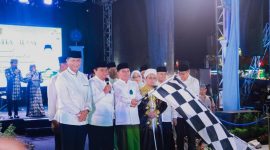 MELEPAS: Gubernur Kalteng H.Agustiar Sabran dan Wakil Gubernur H.Edy Pratowo saat melepas secara resmi pawai dalam rangka memperingati Tahun Baru Islam 1 Muharram 1447 Hijriah, yang dipusatkan di kawasan Bundaran Besar Talawang, Kota Palangka Raya, Kamis (26/6).(IST)