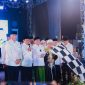MELEPAS: Gubernur Kalteng H.Agustiar Sabran dan Wakil Gubernur H.Edy Pratowo saat melepas secara resmi pawai dalam rangka memperingati Tahun Baru Islam 1 Muharram 1447 Hijriah, yang dipusatkan di kawasan Bundaran Besar Talawang, Kota Palangka Raya, Kamis (26/6).(IST)