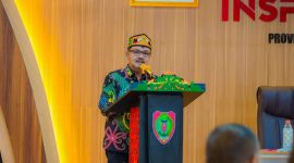 SAMBUTAN : Asisten Perekonomian dan Pembangunan Sekretariat Daerah Provinsi Kalteng Herson B. Aden saat menyampaikan sambutan Plt sekda provinsi Rapat Koordinasi Evaluasi Penyelenggaraan Pemerintahan Daerah Tahun 2025, Kamis (19/6).(IST)
