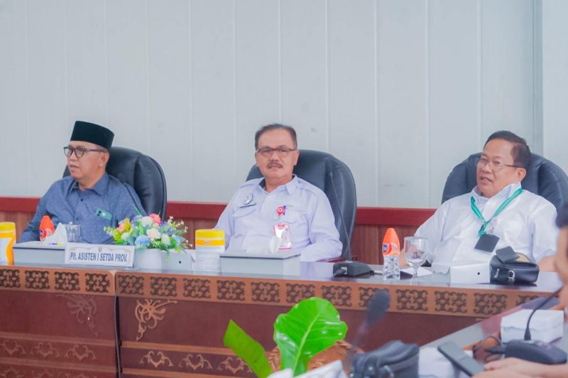 RAPAT : Asisten Ekbang Herson B. Aden saat memimpin Rapat Persiapan Pelaksanaan Pawai Muharram dan Doa Bersama dalam rangka menyambut Tahun Baru Islam 1 Muharram 1447 Hijriah/2025 Masehi, Rabu (25/6).(IST)