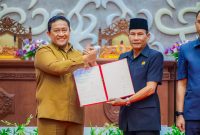 PENYERAHAN : Wakil Gubernur Kalteng H. Edy Pratowo saat menyerahkan RPJMD 2025- 2029 dalam Rapat Paripurna ke-12 Masa Sidang III Tahun 2025 yang digelar di Gedung DPRD Provinsi Kalteng, Rabu (18/6/2025).(IST)