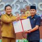 PENYERAHAN : Wakil Gubernur Kalteng H. Edy Pratowo saat menyerahkan RPJMD 2025- 2029 dalam Rapat Paripurna ke-12 Masa Sidang III Tahun 2025 yang digelar di Gedung DPRD Provinsi Kalteng, Rabu (18/6/2025).(IST)