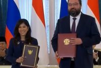 PENYERAHAN: Prosesi serah terima penyerahan dokumen Memorandum Saling Pengertian antara Kementerian Komunikasi dan Digital Republik Indonesia Meutya Hafid,
dan Kementerian Pengembangan Digital, Komunikasi, dan Media Massa Federasi Rusia, di Istana Konstantinovsky, St. Petersburg, Rusia, Kamis (19/6).(IST)