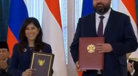 PENYERAHAN: Prosesi serah terima penyerahan dokumen Memorandum Saling Pengertian antara Kementerian Komunikasi dan Digital Republik Indonesia Meutya Hafid,
dan Kementerian Pengembangan Digital, Komunikasi, dan Media Massa Federasi Rusia, di Istana Konstantinovsky, St. Petersburg, Rusia, Kamis (19/6).(IST)