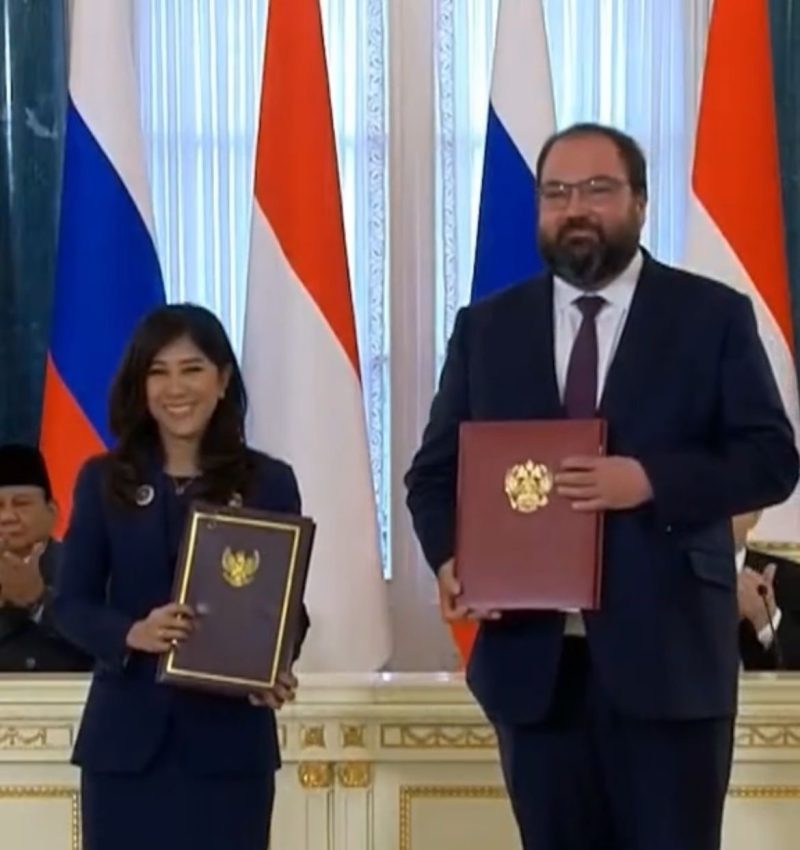PENYERAHAN: Prosesi serah terima penyerahan dokumen Memorandum Saling Pengertian antara Kementerian Komunikasi dan Digital Republik Indonesia Meutya Hafid,
dan Kementerian Pengembangan Digital, Komunikasi, dan Media Massa Federasi Rusia, di Istana Konstantinovsky, St. Petersburg, Rusia, Kamis (19/6).(IST)