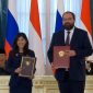 PENYERAHAN: Prosesi serah terima penyerahan dokumen Memorandum Saling Pengertian antara Kementerian Komunikasi dan Digital Republik Indonesia Meutya Hafid,
dan Kementerian Pengembangan Digital, Komunikasi, dan Media Massa Federasi Rusia, di Istana Konstantinovsky, St. Petersburg, Rusia, Kamis (19/6).(IST)