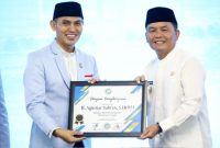 PENGHARGAAN : Gubernur Kalteng H. Agustiar Sabran menerima piagam penghargaan sebagai Tokoh Keberagaman Kalteng saat Rakerwil BKPRMI yang digelar di Aula Jayang Tingang, Kompleks Kantor Gubernur Kalteng, Jumat (20/6).(IST)