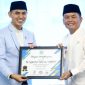 PENGHARGAAN : Gubernur Kalteng H. Agustiar Sabran menerima piagam penghargaan sebagai Tokoh Keberagaman Kalteng saat Rakerwil BKPRMI yang digelar di Aula Jayang Tingang, Kompleks Kantor Gubernur Kalteng, Jumat (20/6).(IST)