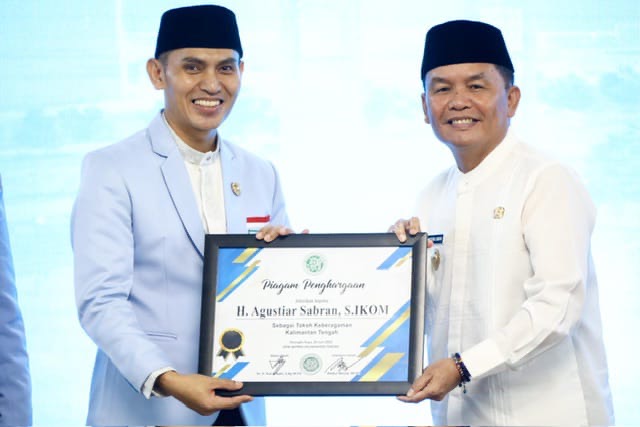 PENGHARGAAN : Gubernur Kalteng H. Agustiar Sabran menerima piagam penghargaan sebagai Tokoh Keberagaman Kalteng saat Rakerwil BKPRMI yang digelar di Aula Jayang Tingang, Kompleks Kantor Gubernur Kalteng, Jumat (20/6).(IST)