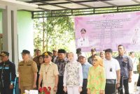 HADIRI : Ketua TP-Posyandu Prov. Kalteng Aisyah Thisia Agustiar Sabran saat menghadiri pelaksanaan Sosialisasi dan Implementasi 6 Bidang Standar Pelayanan Minimal melalui Posyandu di Desa Riam Durian Kecamatan Kotawaringin Lama, Kabupaten Kotawaringin Barat, Minggu (8/6).(IST)
