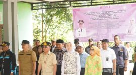 HADIRI : Ketua TP-Posyandu Prov. Kalteng Aisyah Thisia Agustiar Sabran saat menghadiri pelaksanaan Sosialisasi dan Implementasi 6 Bidang Standar Pelayanan Minimal melalui Posyandu di Desa Riam Durian Kecamatan Kotawaringin Lama, Kabupaten Kotawaringin Barat, Minggu (8/6).(IST)