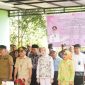 HADIRI : Ketua TP-Posyandu Prov. Kalteng Aisyah Thisia Agustiar Sabran saat menghadiri pelaksanaan Sosialisasi dan Implementasi 6 Bidang Standar Pelayanan Minimal melalui Posyandu di Desa Riam Durian Kecamatan Kotawaringin Lama, Kabupaten Kotawaringin Barat, Minggu (8/6).(IST)