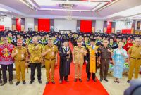FOTO : Gubernur Kalteng H. Agustiar Sabran saat foto bersama dengan sejumlah Wisuda Program Pascasarjana dan Sarjana Universitas Palangka Raya Periode Juni Tahun 2025, Senin (30/6/2025).(IST)