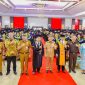 FOTO : Gubernur Kalteng H. Agustiar Sabran saat foto bersama dengan sejumlah Wisuda Program Pascasarjana dan Sarjana Universitas Palangka Raya Periode Juni Tahun 2025, Senin (30/6/2025).(IST)