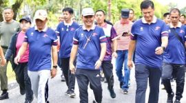 JALAN SANTAI : Gubernur Kalteng H. Agustiar Sabran saat mengikuti kegiatan Jalan Santai Bersama dalam rangka menyambut Hari Bhayangkara ke-79, Sabtu (21/6).(IST)