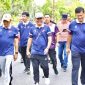 JALAN SANTAI : Gubernur Kalteng H. Agustiar Sabran saat mengikuti kegiatan Jalan Santai Bersama dalam rangka menyambut Hari Bhayangkara ke-79, Sabtu (21/6).(IST)