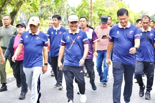 JALAN SANTAI : Gubernur Kalteng H. Agustiar Sabran saat mengikuti kegiatan Jalan Santai Bersama dalam rangka menyambut Hari Bhayangkara ke-79, Sabtu (21/6).(IST)