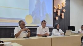 RAPAT : Direktur Sistem Penganggaran Direktorat Jenderal Anggaran Kementerian Keuangan Lisbon Sirait dan Kepala Sub Direktorat Standar Biaya Direktorat Sistem Penganggaran Yuni Gunarti saat rapat Senin (2/6/2025).(IST)