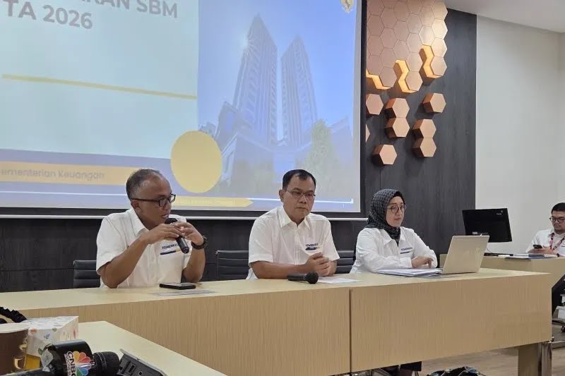 RAPAT : Direktur Sistem Penganggaran Direktorat Jenderal Anggaran Kementerian Keuangan Lisbon Sirait dan Kepala Sub Direktorat Standar Biaya Direktorat Sistem Penganggaran Yuni Gunarti saat rapat Senin (2/6/2025).(IST)