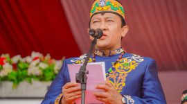 SAMBUTAN : Wagub H. Edy Pratowo saat membaca sambutan tertulis Gubernur dalam Upacara Peringatan Hari Jadi ke-75 Kabupaten Barito Utara, Senin (30/6/2025).(IST)