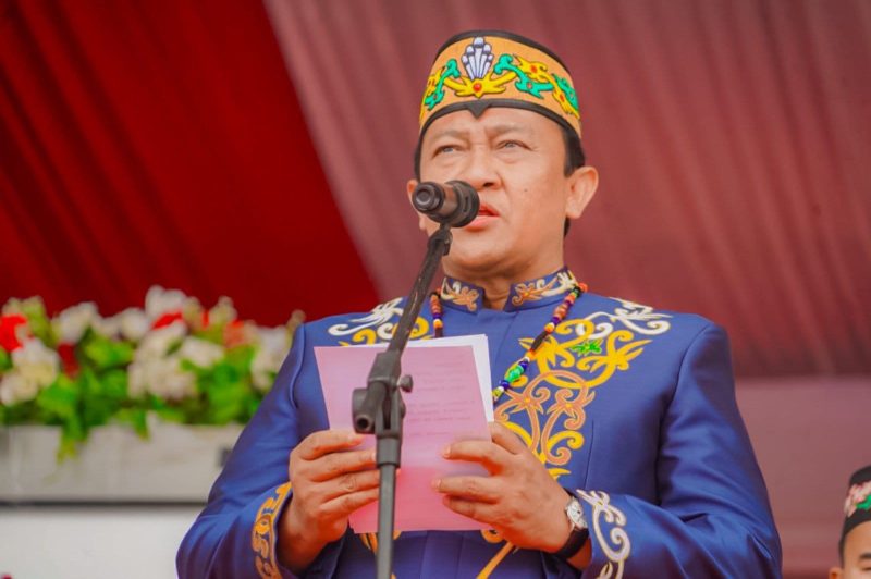 SAMBUTAN : Wagub H. Edy Pratowo saat membaca sambutan tertulis Gubernur dalam Upacara Peringatan Hari Jadi ke-75 Kabupaten Barito Utara, Senin (30/6/2025).(IST)