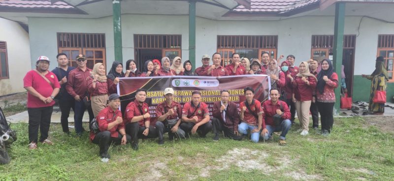 FOTO BERSAMA: Persatuan Perawat Nasional Indonesia (PPNI) Kabupaten Kotim saat foto bersama usai menggelar kegiatan di Desa Ujung Pandaran, Kecamatan Teluk Sampit, Minggu (1/6).(IST)