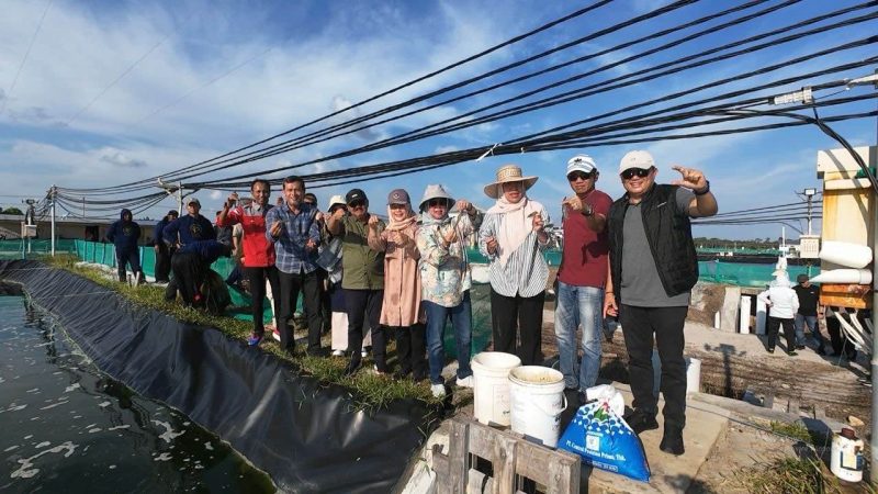 KUNJUNGI : Asisten Ekbang Herson B. Aden beserta rombongan saat mengunjungi kawasan tambak udang shrimp estate berkah desa sei raja, Minggu (8/6).(IST)