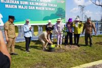 PENANAMAN : Gubernur Kalteng H. Agustiar Sabran bersama Ketua TP-PKK Provinsi Kalteng Aisyah Thisia Agustiar Sabran saat turut serta melaksanakan kegiatan penanaman pohon di kawasan Danau Asam Kecamatan Kotawaringin Lama, pada Minggu (8/6).(IST)