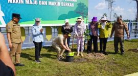 PENANAMAN : Gubernur Kalteng H. Agustiar Sabran bersama Ketua TP-PKK Provinsi Kalteng Aisyah Thisia Agustiar Sabran saat turut serta melaksanakan kegiatan penanaman pohon di kawasan Danau Asam Kecamatan Kotawaringin Lama, pada Minggu (8/6).(IST)