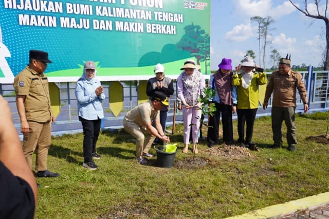 PENANAMAN : Gubernur Kalteng H. Agustiar Sabran bersama Ketua TP-PKK Provinsi Kalteng Aisyah Thisia Agustiar Sabran saat turut serta melaksanakan kegiatan penanaman pohon di kawasan Danau Asam Kecamatan Kotawaringin Lama, pada Minggu (8/6).(IST)